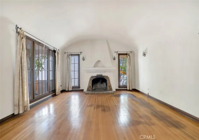 Photo 3 of Sale Pending at 2320 Greenfield Ave, Los Angeles, CA 90064 | MLS# SR26166124 | Listing updated on 2026-09-14