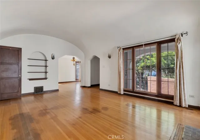 Photo 4 of Sale Pending at 2320 Greenfield Ave, Los Angeles, CA 90064 | MLS# SR26166124 | Listing updated on 2026-09-14