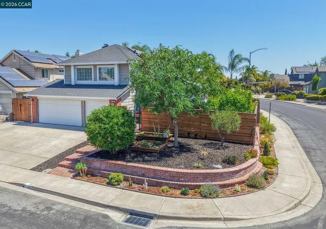 Photo 3 of Single family home for sale at 300 Helena Ct, Oakley, CA 94561 | MLS# 41144187 | Listing updated on 2026-09-15