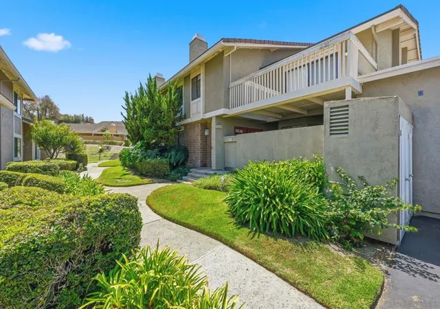 Townhouse for sale at 17539 Fairlie Rd, San Diego, CA 92128 | MLS# 260019317SD