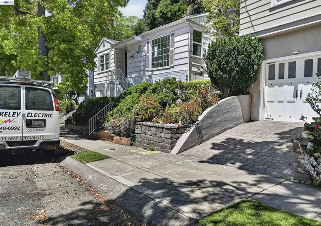 Photo 3 of Sale Pending at 169 Marlow Dr, Oakland, CA 94605 | MLS# 41144342 | Listing updated on 2026-09-14