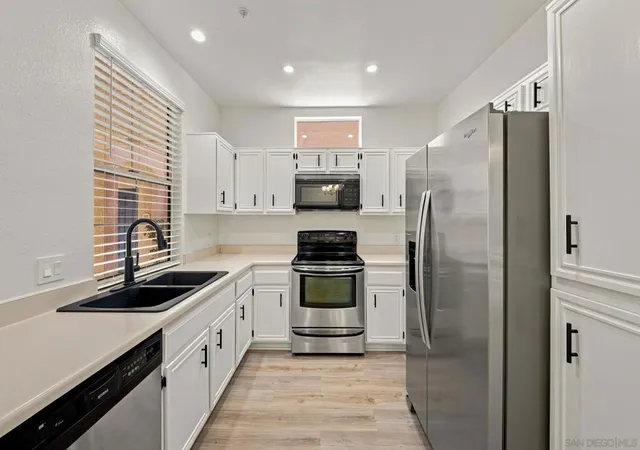Listing Photo 4 - Condo for sale in building located at 18736 Caminito Cantilena, San Diego, CA 92128 - Unit #194