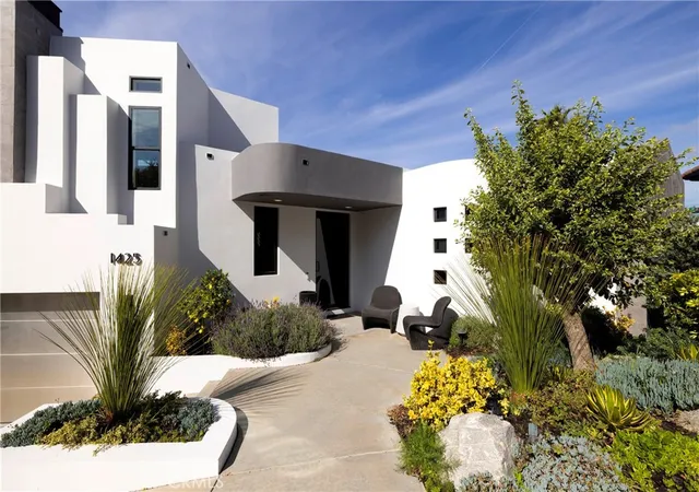 Photo 1 of Sale Pending at 1425 Skyline Dr, Laguna Beach, CA 92651 | MLS# OC26174452 | Listing updated on 2026-10-02
