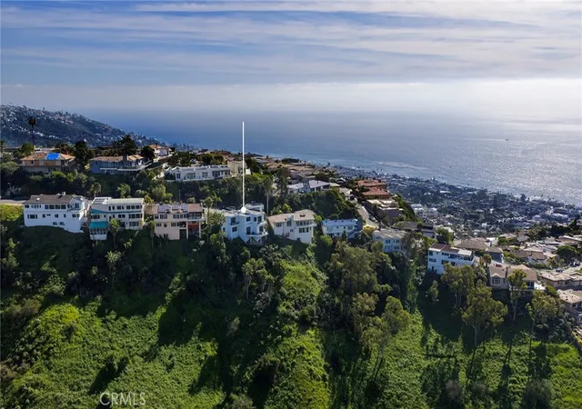 Photo 3 of Sale Pending at 1425 Skyline Dr, Laguna Beach, CA 92651 | MLS# OC26174452 | Listing updated on 2026-10-02