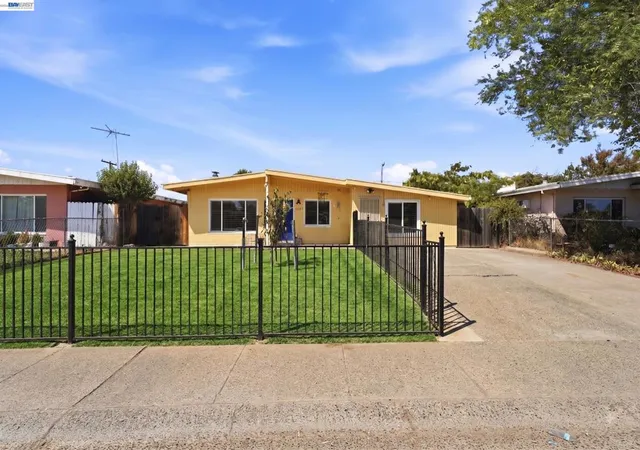 Photo 3 of Single family home for sale at 5621 27th Avenue, Sacramento, CA 95820 | MLS# 41144743 | Listing updated on 2026-09-15