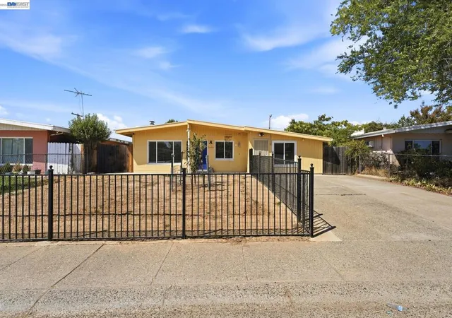 Photo 3 of Single family home for sale at 5621 27th Avenue, Sacramento, CA 95820 | MLS# 41144743 | Listing updated on 2026-09-15