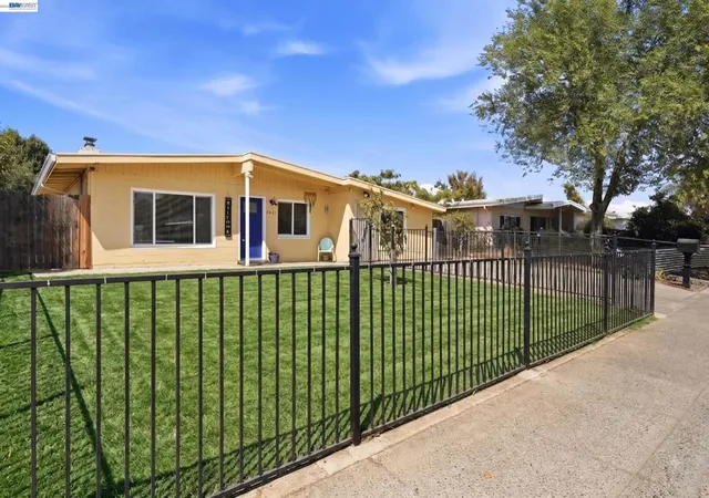 Photo 4 of Single family home for sale at 5621 27th Avenue, Sacramento, CA 95820 | MLS# 41144743 | Listing updated on 2026-09-15