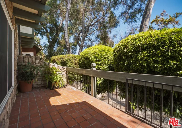 Listing Photo 4 - Condo for sale in building located at 10669 La Grange Ave, Los Angeles, CA 90025