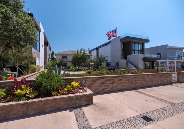 Photo 3 of Sale Pending at 60 18th Street, Hermosa Beach, CA 90254 | MLS# SB26176899 | Listing updated on 2026-09-14