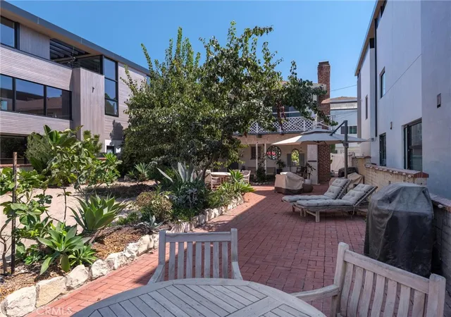 Listing Photo 5 - Condo for sale in building located at 60 18th St, Hermosa Beach, CA 90254