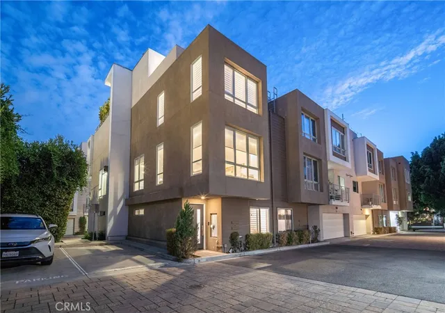 Photo 3 of Sale Pending at 1400 Fuller Ave N #7, Los Angeles, CA 90046 | MLS# SR26176986 | Listing updated on 2026-09-14