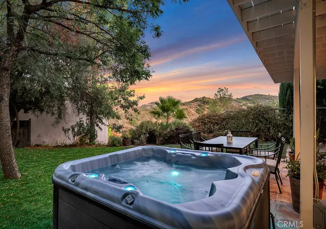 Photo 3 of Sale Pending at 20908 Bandera St, Woodland Hills, CA 91364 | MLS# SR26176661 | Listing updated on 2026-09-14