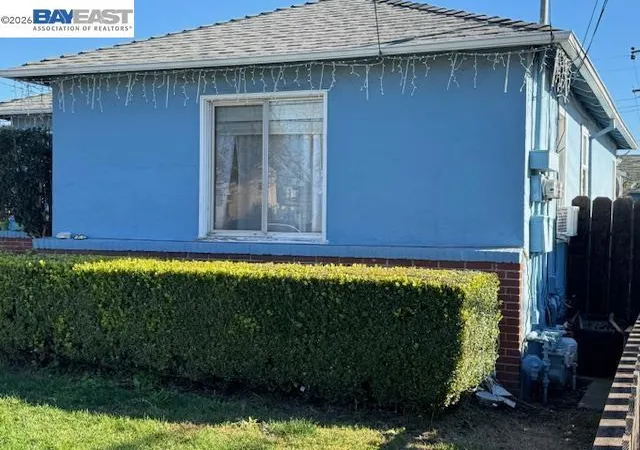 Listing Photo 4 - Condo for sale in building located at 20942 Wilbeam Ave, Castro Valley, CA 94546