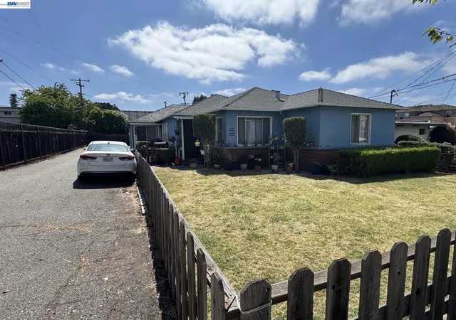 Listing Photo 5 - Condo for sale in building located at 20942 Wilbeam Ave, Castro Valley, CA 94546