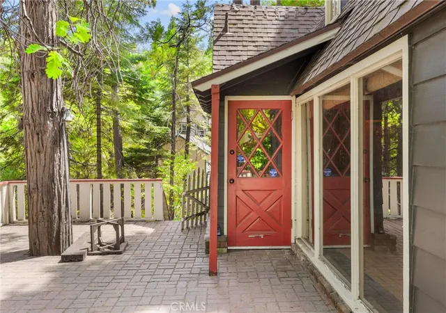 Photo 4 of Single family home for sale at 320 Flower Dr, Lake Arrowhead, CA 92352 | MLS# CV26178159 | Listing updated on 2026-10-04