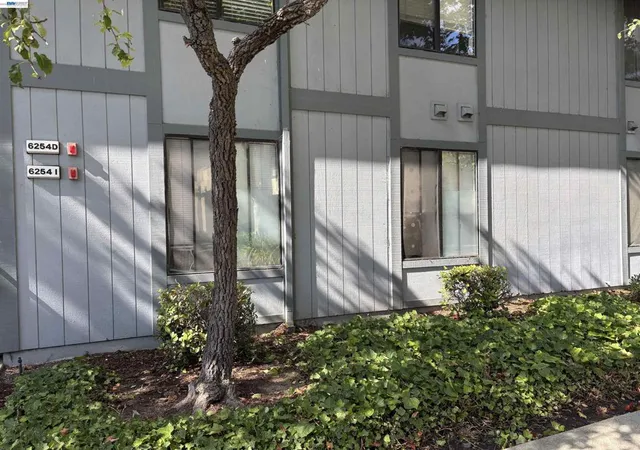 Listing Photo 2 - Condo for sale in building located at 6254 Joaquin Murieta Ave, Newark, CA 94560 - Unit #I
