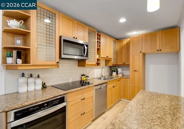 Listing Photo 4 - Condo for sale in building located at 1470 Creekside Dr, Walnut Creek, CA 94596 - Unit #18