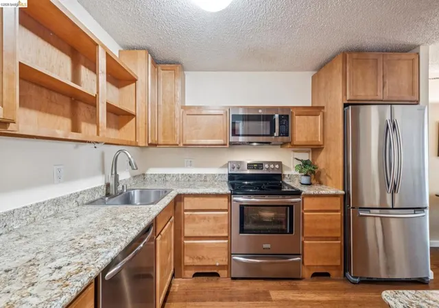 Photo 3 of Condo for sale at 555 Pierce St #1125, Albany, CA 94706 | MLS# 41145084 | Listing updated on 2026-09-18