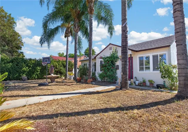 Photo 3 of Single family home for sale at 8210 White Oak Ave, Northridge, CA 91325 | MLS# SR26178584 | Listing updated on 2026-09-26