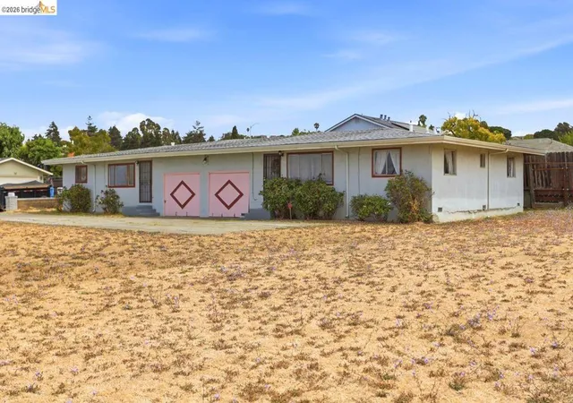 Listing Photo 4 - Condo for sale in building located at 207 Holly St, Vallejo, CA 94589