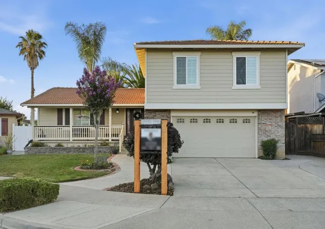 Photo 4 of Single family home for sale at 495 London Dr, Gilroy, CA 95020 | MLS# ML82055135 | Listing updated on 2026-09-14