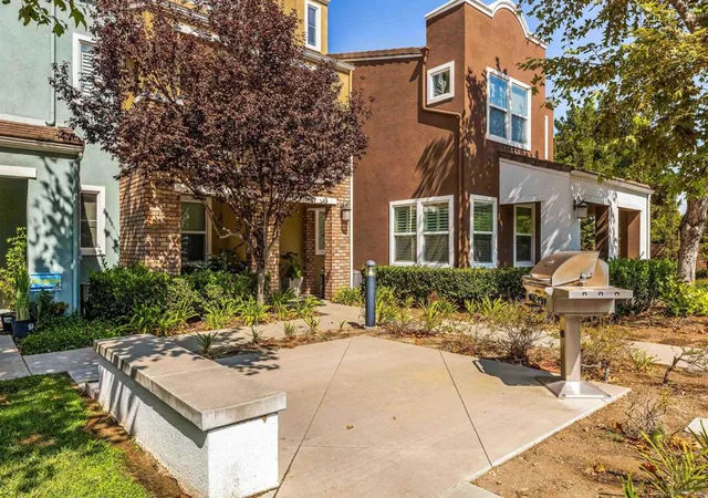 Listing Photo 2 - Condo for sale in building located at 545 N Chardonnay Dr, Covina, CA 91723