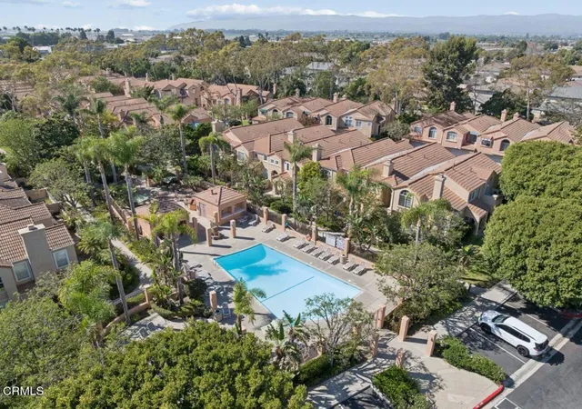 Photo 2 of Townhouse for sale at 727 Kingfisher Way, Oxnard, CA 93030 | MLS# V1-38243 | Listing updated on 2026-10-06