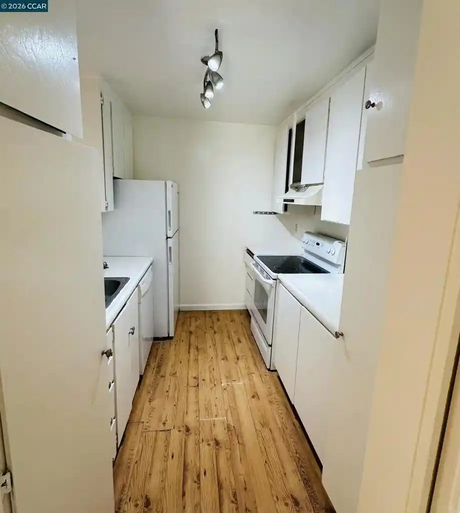 Listing Photo 2 - Condo for sale in 2100 Laguna Cir located at 2100 Laguna Cir, Concord, CA 94520 - Unit 2100 Laguna Cir