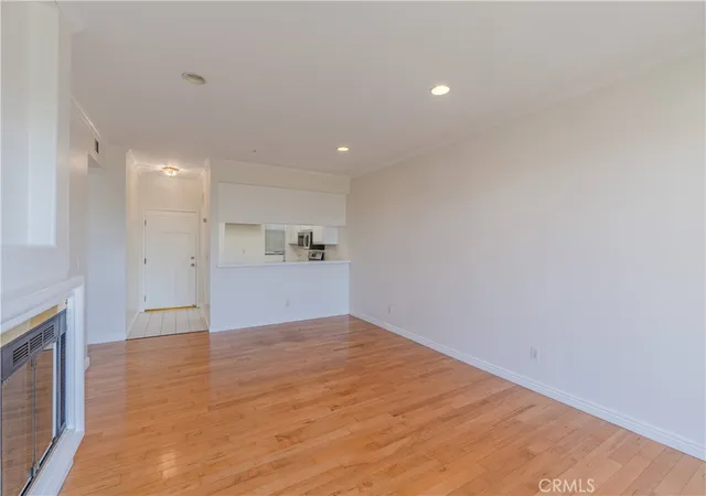 Photo 3 of Sale Pending at 555 Maine Ave #303, Long Beach, CA 90802 | MLS# PW26181112 | Listing updated on 2026-09-15