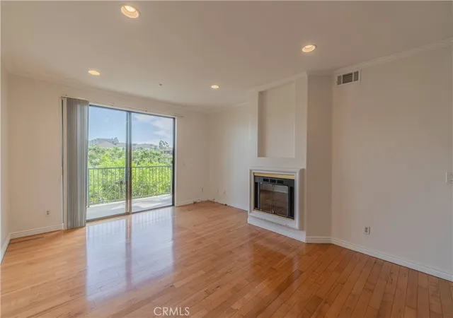 Photo 4 of Sale Pending at 555 Maine Ave #303, Long Beach, CA 90802 | MLS# PW26181112 | Listing updated on 2026-09-15
