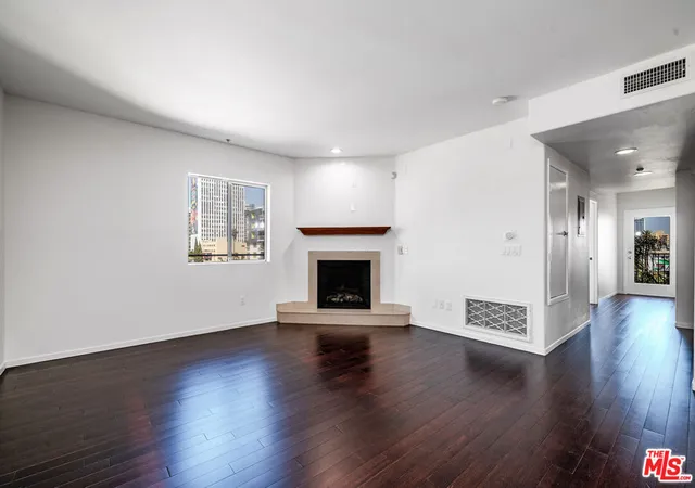 Photo 3 of Condo for sale at 733 S Manhattan Pl #405, Los Angeles, CA 90005 | MLS# 26874135 | Listing updated on 2026-09-14