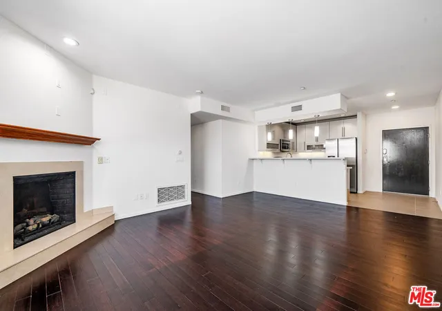Photo 4 of Condo for sale at 733 S Manhattan Pl #405, Los Angeles, CA 90005 | MLS# 26874135 | Listing updated on 2026-09-14