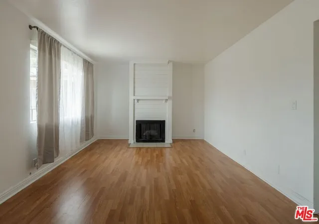 Listing Photo 3 - Condo for sale in building located at 8505 Columbus Ave, Los Angeles, CA 91343 - Unit #307