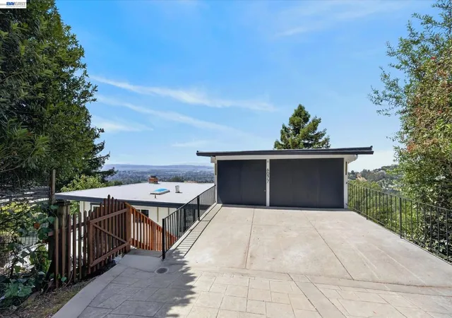Photo 1 of Single family home for sale at 6077 Skyline Blvd, Oakland, CA 94611 | MLS# 41145475 | Listing updated on 2026-09-15
