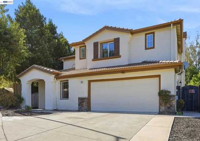 Photo 3 of Single family home for sale at 1015 Cyn Oaks Dr, El Sobrante, CA 94803 | MLS# 41145570 | Listing updated on 2026-09-14