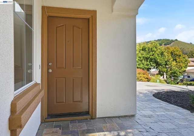 Photo 4 of Single family home for sale at 1015 Cyn Oaks Dr, El Sobrante, CA 94803 | MLS# 41145570 | Listing updated on 2026-09-14