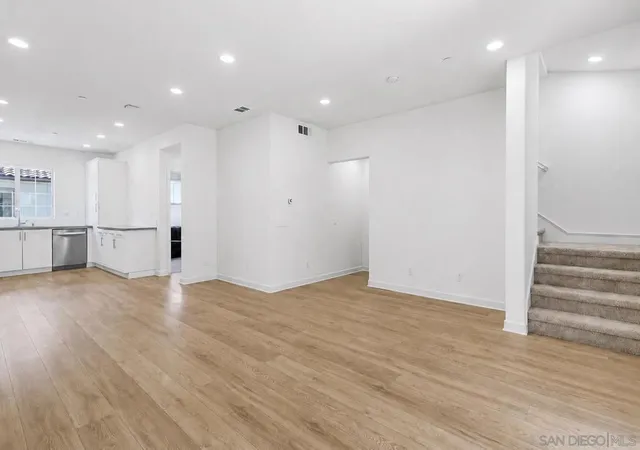 Listing Photo 5 - Condo for sale in building located at 4366 Pacifica Wy, Oceanside, CA 92056 - Unit #3