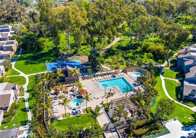 Photo 4 of Townhouse for sale at 11 Northwind Ct, Newport Beach, CA 92663 | MLS# OC26182466 | Listing updated on 2026-09-15