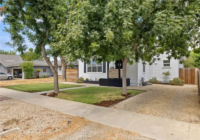 Photo 3 of Sale Pending at 224 E 10th, Hanford, CA 93230 | MLS# PI26183834 | Listing updated on 2026-09-14