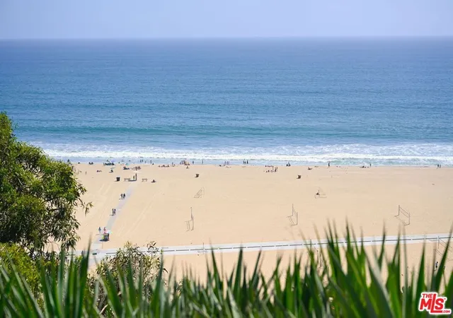 Listing Photo 2 - Condo for sale in building located at 446 San Vicente Blvd, Santa Monica, CA 90402 - Unit #106
