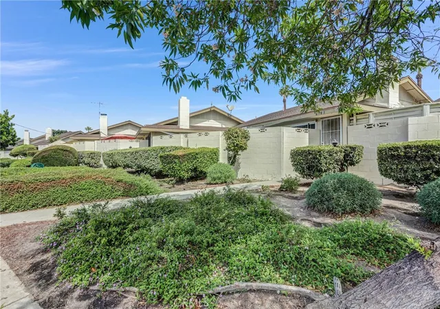 Photo 3 of Condo for sale at 679 S Indian Hill #B, Claremont, CA 91711 | MLS# CV26184735 | Listing updated on 2026-09-22