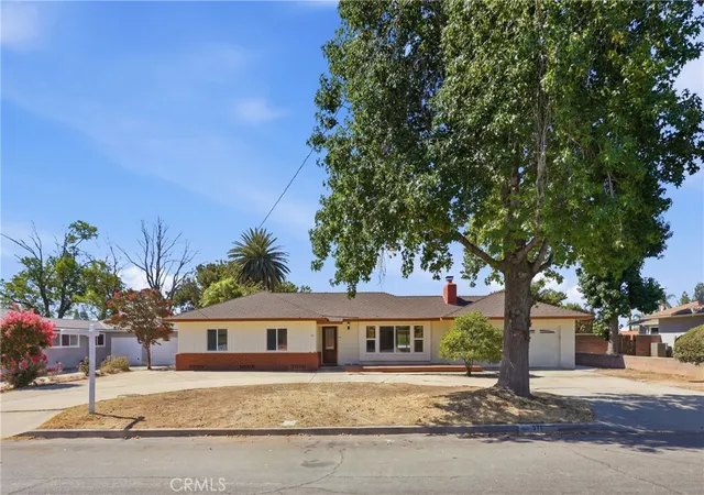 Photo 2 of Sale Pending at 371 E Mariposa Dr, Rialto, CA 92376 | MLS# CV26180544 | Listing updated on 2026-09-15