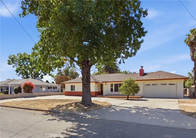 Photo 3 of Sale Pending at 371 E Mariposa Dr, Rialto, CA 92376 | MLS# CV26180544 | Listing updated on 2026-09-15