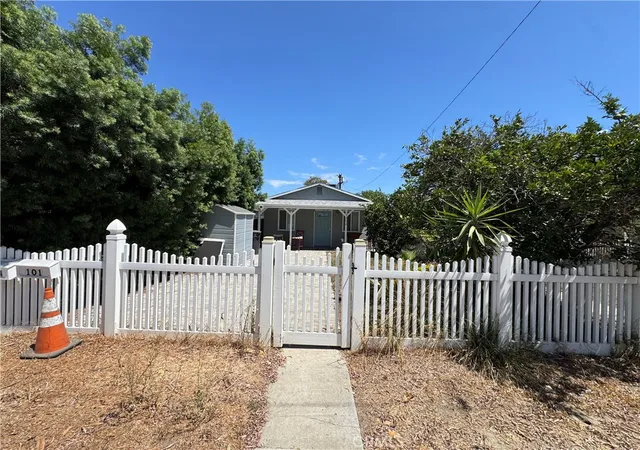Photo 2 of Single family home for sale at 1454 N Clybourn Ave, Burbank, CA 91505 | MLS# SR26185048 | Listing updated on 2026-09-14