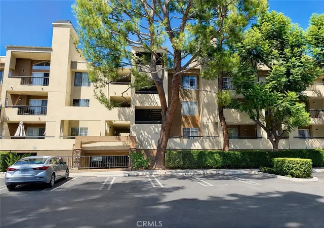 Photo 3 of Condo for sale at 5520 Owensmouth #311, Woodland Hills, CA 91367 | MLS# SR26177018 | Listing updated on 2026-09-15