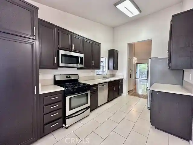 Listing Photo 4 - Condo for sale in building located at 2542 W Macarthur, Santa Ana, CA 92704