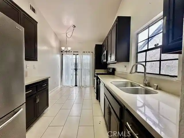 Listing Photo 5 - Condo for sale in building located at 2542 W Macarthur, Santa Ana, CA 92704