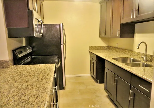 Listing Photo 3 - Condo for sale in building located at 3602 W Estates, Rolling Hills Estates, CA 90274 - Unit #115