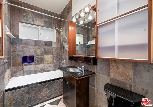 Photo 4 of Sale Pending at 2416 Walnut Ave, Los Angeles, CA 90291 | MLS# 26857903 | Listing updated on 2026-09-15