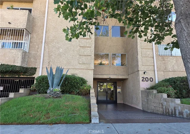 Condo for sale at 200 S Reno #102, Los Angeles, CA 90057 | MLS# SR26186732